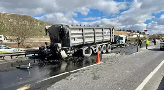 Eskişehir'de bariyere çarpan tırın sürücüsü yaralandı