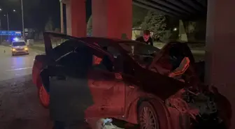 Eskişehir'de köprü ayağına çarpan otomobildeki 2 kişi yaralandı