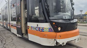 Eskişehir'de tramvayla otomobilin çarpıştığı kazada 2 kişi yaralandı