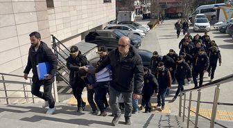 Eskişehir merkezli operasyonda lüks araçları parçalayıp sattıkları iddiasıyla 11 zanlı yakalandı