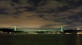 Fatih Sultan Mehmet Köprüsü "Yeşilay Haftası" için ışıklandırıldı