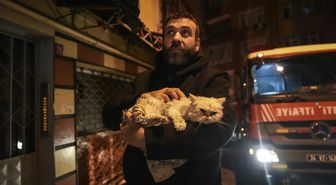 Fatih'te metruk binada başlayıp bitişikteki binaya sıçrayan yangın söndürüldü