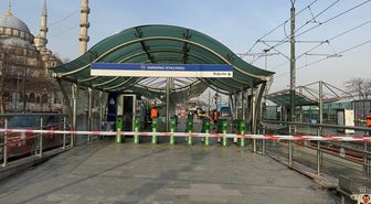 Fatih'te raydan çıkan tramvay karşı yönden gelen tramvaya çarptı