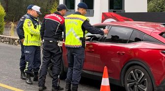 Fethiye'de jandarma ekiplerinden 'ikramlı' bayram denetimi