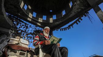 Filistinli çocuklar, cami enkazında Kur'an-ı Kerim okuyarak ramazanı değerlendiriyor