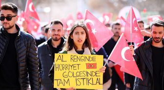 GAÜN Öğrencilerinden Bayrak Yürüyüşü