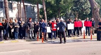 Gelibolu'da, İstanbul'da bir öğretmenin öldürülmesi protesto edildi