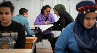 Görme engelli lise öğrencileri, akranlarının sesiyle sınavlara hazırlanıyor