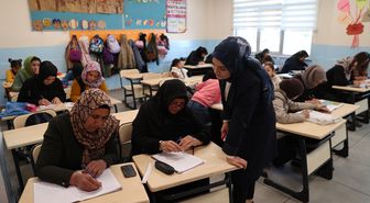 Gülistan öğretmen, okuma yazma bilmeyen kadınlara umut oldu