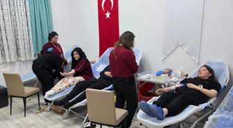 Gümüşhacıköy'de üniversite öğrencilerinden Türk Kızılaya kan bağışı