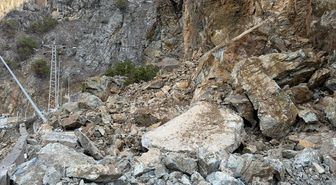 Gümüşhane-Giresun kara yolu heyelan nedeniyle ulaşıma kapandı