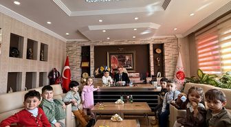 Hakkari Cumhuriyet Başsavcısı Hazinedaroğlu, makamında kabul ettiği çocuklarla bayramlaştı
