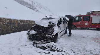 Hakkari'de hafif ticari araçla kamyonetin çarpıştığı kazada 1 kişi öldü, 7 kişi yaralandı