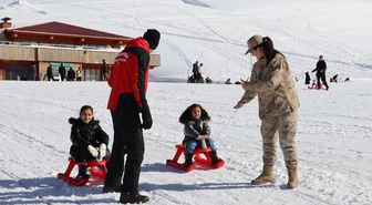 Hakkari'de jandarma ekiplerince şehit ve gazi aileleri için kayak etkinliği yapıldı