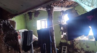 Hakkari'de yağışlar nedeniyle hasar gören toprak ev kullanılamaz hale geldi