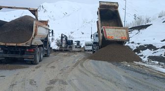 Hakkari'de yağıştan zarar gören yol onarıldı