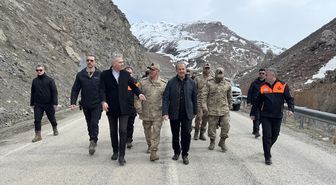 Hakkari Valisi Taşyapan heyelan meydana gelen yolu inceledi