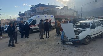 Hatay'da 2 otomobilin çarpıştığı kazada 4 kişi yaralandı