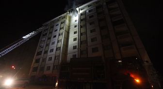 Hatay'da 8 katlı binada çıkan yangında 13 kişi dumandan etkilendi