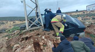 Hatay'da elektrik direğine çarpan otomobilin sürücüsü hayatını kaybetti