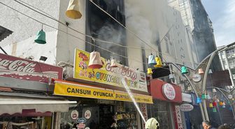 Hatay'da oyuncak dükkanında çıkan yangın itfaiye ekiplerince söndürüldü