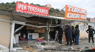 Hatay'da prefabrik iş yerlerine çarpan otomobilin sürücüsü yaralandı