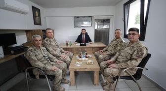 Hatay Valisi Masatlı, görev başındaki güvenlik güçleri ve vatandaşlarla bayramlaştı