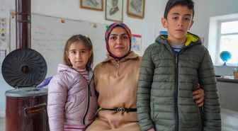 Havagül öğretmen ilk atandığı Diyarbakır'da iki öğrencisini geleceğe hazırlıyor