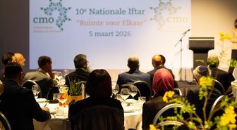 Hollanda'da Müslümanlar ve farklı dini toplulukların temsilcileri iftarda buluştu
