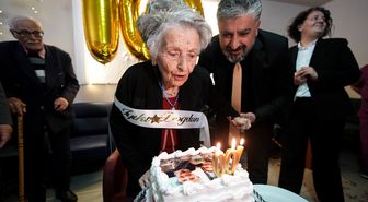 Huzurevi sakini 100. yaş gününü arkadaşları ve torunlarıyla kutladı