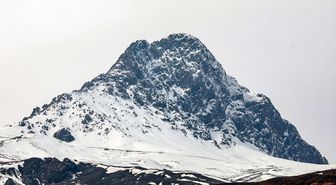 Iğdır'daki Tekelti Dağı beyaz örtüyle kaplandı
