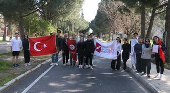 İKÇÜ'lü öğrenciler, su krizine dikkati çekmek için farkındalık koşusu düzenledi