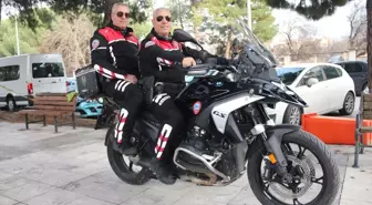 İkiz polisler birlikte başladıkları mesleklerine aynı gün veda etti