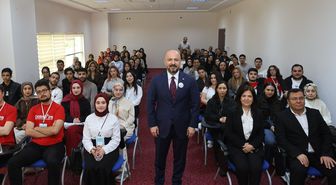 İl Sağlık Müdürü Halil Nacar, Doğu Akdeniz Bölgesel Kariyer Fuarı'nda gençlerle buluştu