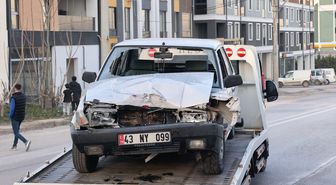 İnegöl'de park halindeki tıra çarpan otomobilin sürücüsü yaralandı