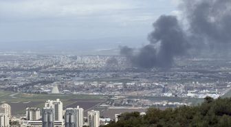 İran ve Hizbullah'ın eş zamanlı misillemesi sonrası Hayfa'daki petrol rafinerisinden dumanlar yükseliyor