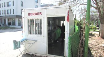 İslahiye'de 55 yıllık berber mesleğini konteynerde sürdürüyor