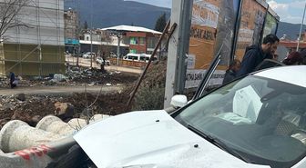 İslahiye'de tırla çarpışan otomobildeki 2 kişi yaralandı