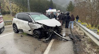 Isparta'da iki otomobilin çarpıştığı kazada 2 kişi öldü, 1 kişi yaralandı