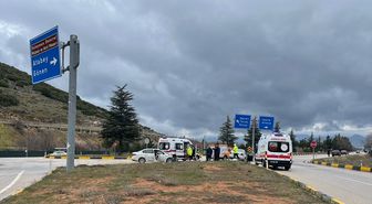 Isparta'da iki otomobilin çarpıştığı kazada 4 kişi yaralandı