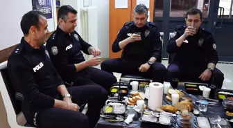 Isparta'da polisler ilk iftarını görev başında yaptı