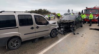 Isparta'da üç otomobilin karıştığı kazada 8 kişi yaralandı