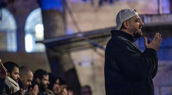 İsrail'in Mescid-i Aksa'yı kapatmasının ardından Filistinliler Harem-i Şerif yakınlarında teravih kıldı