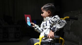 İsrail saldırısı sonucu tekerlekli sandalyeye mahkum olan Gazzeli çocuk, arkadaşları gibi koşup oynamak istiyor