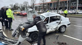 İstanbul'da 3 aracın karıştığı kazada 1'i ağır 3 kişi yaralandı