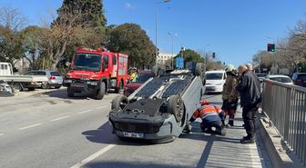 İstanbul'da bariyere çarpıp ters dönen aracın sürücüsü yaralandı