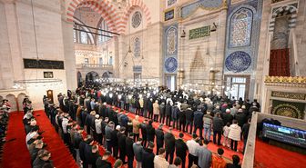 İstanbul'da bayramın ilk günü kılınan cuma namazında camiler doldu