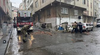 İstanbul'da bir binanın çatısında kısmi çökme meydana geldi
