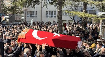 İstanbul'da öğrencinin bıçaklı saldırısında yaşamını yitiren öğretmenin cenazesi Konya'da defnedildi