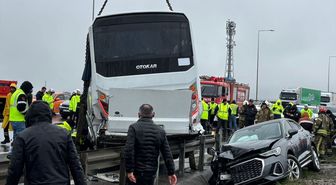 İstanbul'da servis aracının karıştığı kazaya ekipler müdahale ediyor